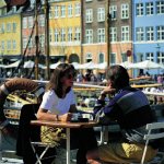 Stelletje op terras in Nyhavn Kopenhagen